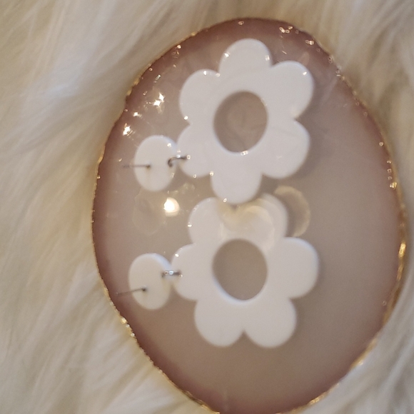 ⚡️ White Daisy Flower Power Earrings - Picture 4 of 4